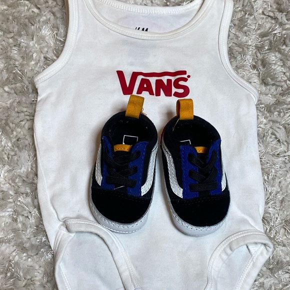 Vans Infant Baby Shoe plus Vans onesie - Picture 3 of 6